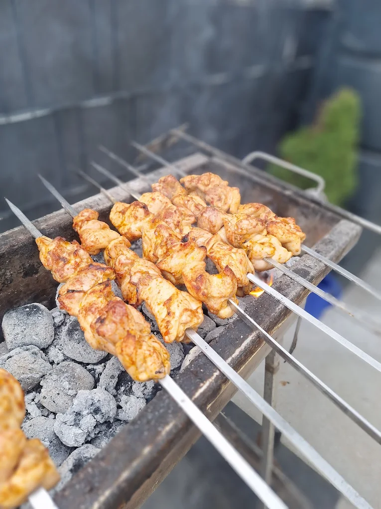 Frische Hähnchen-Schaschlik-Spieße über glühender Holzkohle