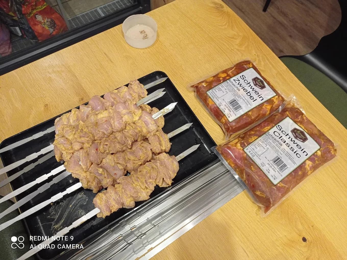 Frisch marinierte Spieße nach eigener Rezeptur, vorbereitet für die Abholung