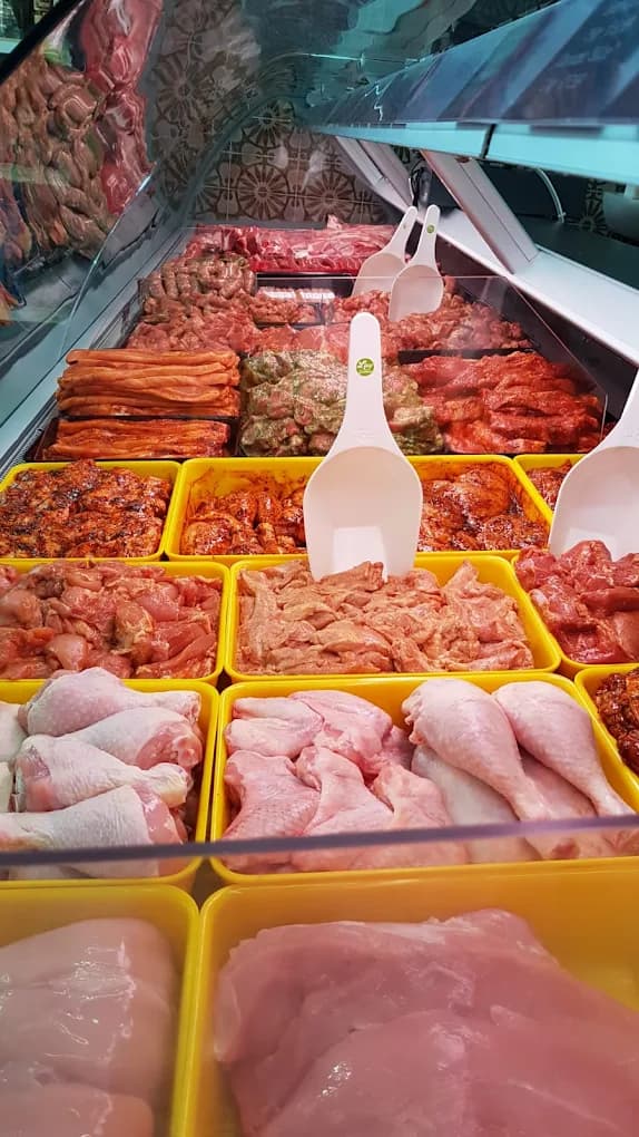 Verkaufstheke mit hausgemachten marinierten Fleisch- und Wurstspezialitäten