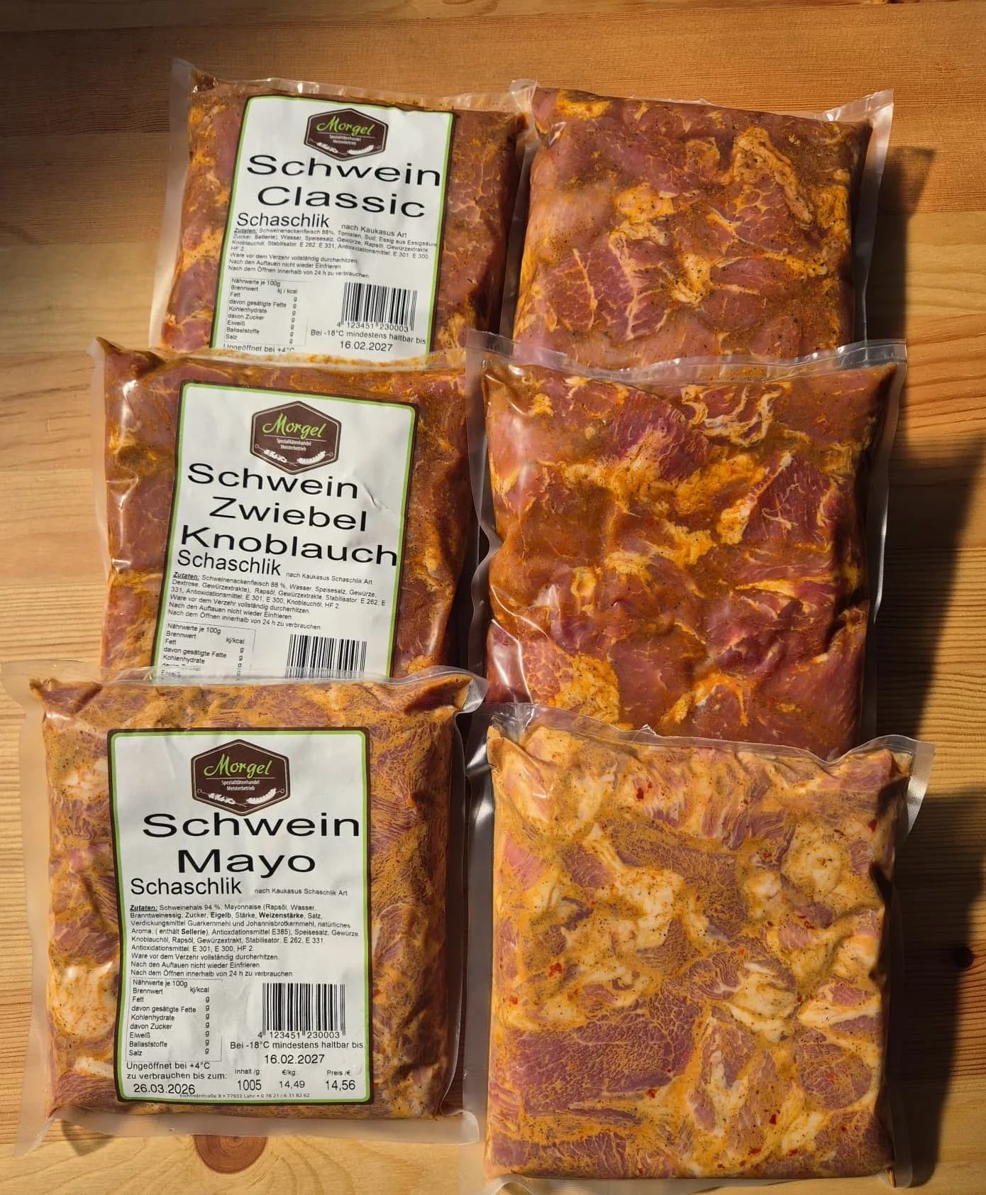 Verkaufstheke mit hausgemachten marinierten Fleisch- und Wurstspezialitäten